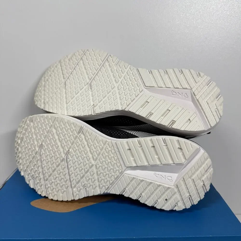 NIB •Brooks men’s Revel 6 Neutral Running Shoe Size: 8